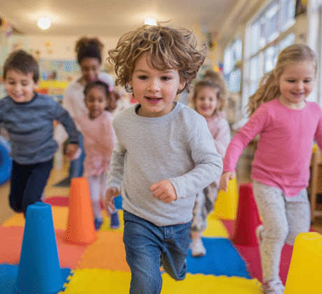 Kindergartenkinder spielen und laufen auf die Kamera zu