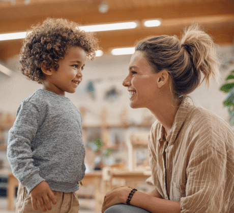 erzieherin laechelt kind an symbol für affirmationen