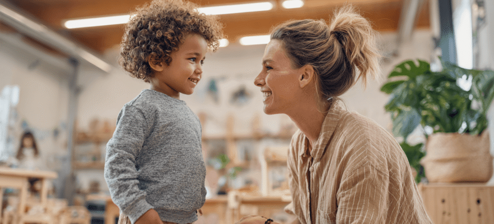 erzieherin laechelt kind an symbol für affirmationen