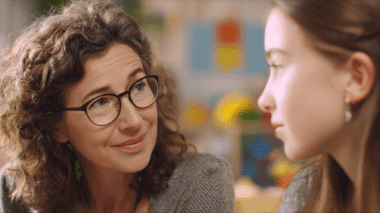 Mitarbeitergespräch zwischen Praktikantin und Praxisanleiterin mit Brille