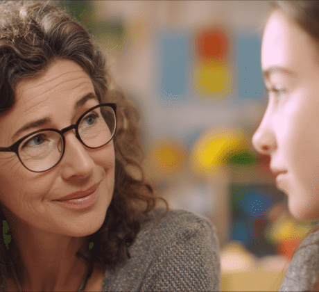 Mitarbeitergespräch zwischen Praktikantin und Praxisanleiterin mit Brille