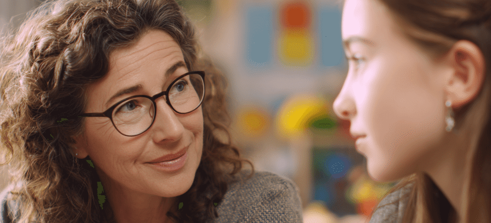 Mitarbeitergespräch zwischen Praktikantin und Praxisanleiterin mit Brille