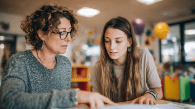 praxisanleitung mit praktikantin_schauen sich dokument an_symbol für textbausteine