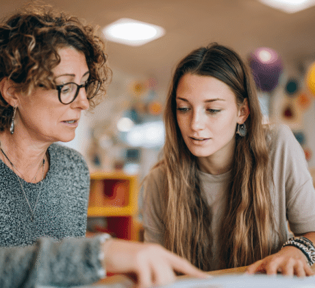 praxisanleitung mit praktikantin_schauen sich dokument an_symbol für textbausteine