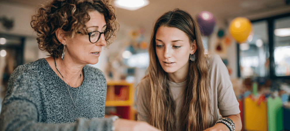 praxisanleitung mit praktikantin_schauen sich dokument an_symbol für textbausteine