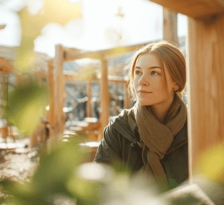 Kita-Mitarbeiterin schaut sich das Kita-Außengelände an.