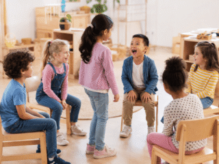 Fröhliche Kinder im Kreisspiel