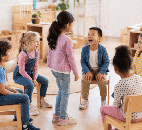 Fröhliche Kinder im Kreisspiel