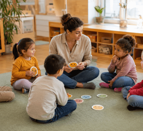 Kinder sprechen über ihre Emotionen im Morgenkreis.