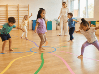 Kinder spielen und balancieren in der Kita-Turnhalle