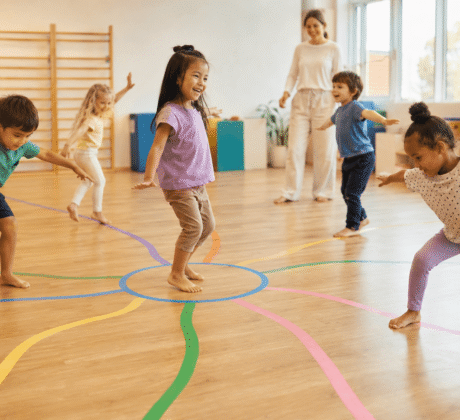 Kinder spielen und balancieren in der Kita-Turnhalle