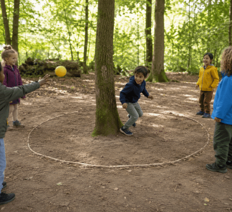 Bewegungsspiel um einen Baum