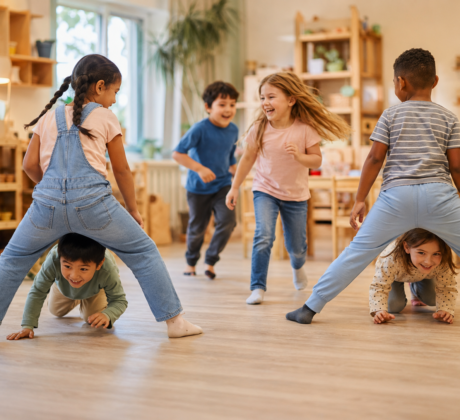 Kinder spielen Eisbär-Spiel und verstecken sich in ihren Iglus