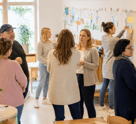 Elternabend in freundlichem Gruppenraum mit Großgruppenmoderation