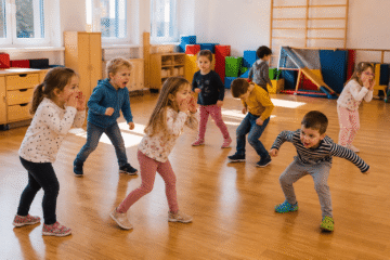 Kinder üben "nein"-Sagen un geschütztem Rahmen und gehen durch die Turnhalle.