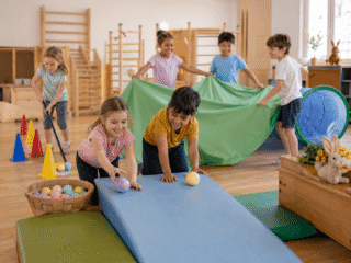 Kinder spielen Osterhasenspiel in der Turnhalle der Kita