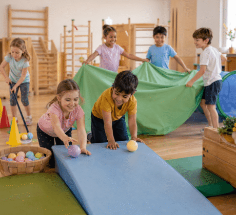 Kinder spielen Osterhasenspiel in der Turnhalle der Kita