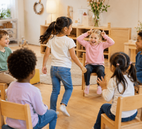 Kinder in Stuhlkreis spielen Hasen-Spiel zu Ostern