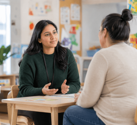 Gesprächssituation zwischen Erzieherin un Mutter, Symbol für schwieriges Elterngespräch