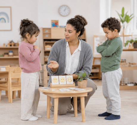 Erzieherin schlichtet Streit zwischen Kindern in der Kita